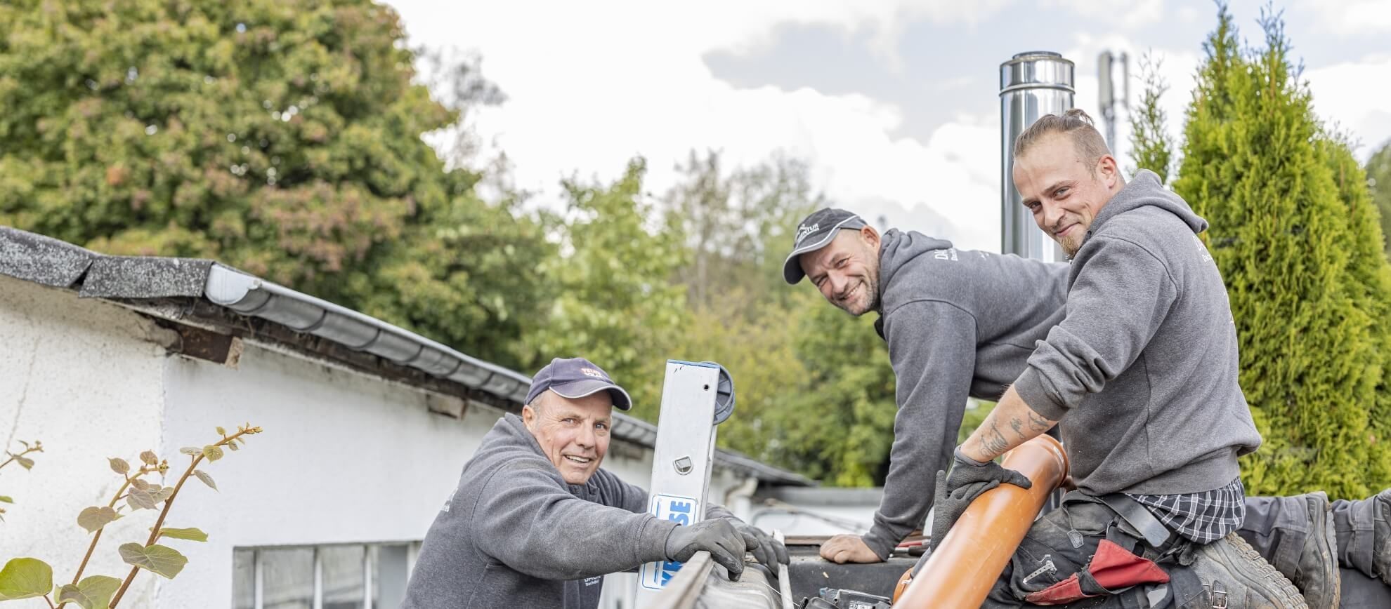 Mitarbeiter der Dachagentur auf einem Dach